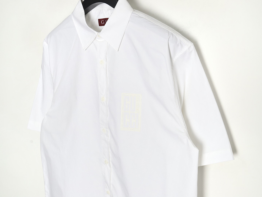 Gucci short-sleeved shirt with embossed logo on chest