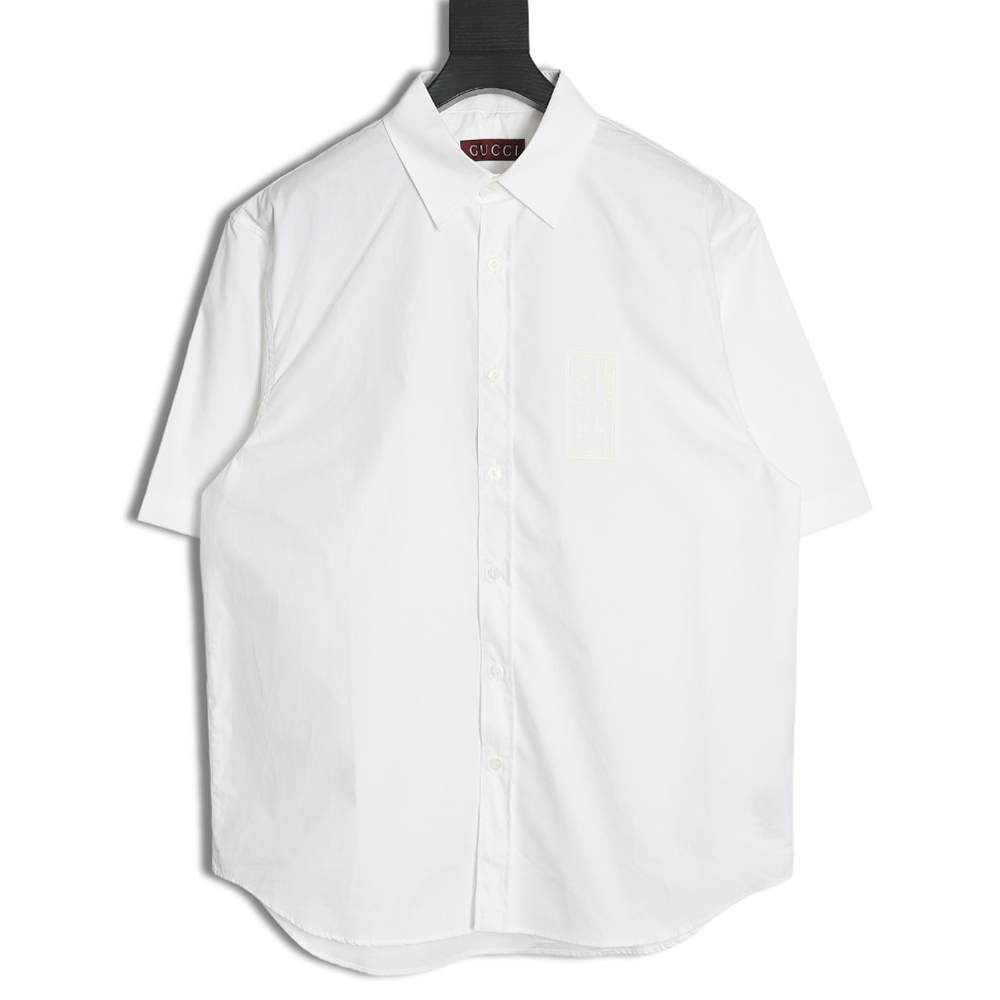 Gucci short-sleeved shirt with embossed logo on chest