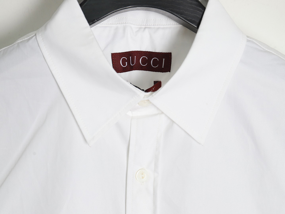 Gucci short-sleeved shirt with embossed logo on chest