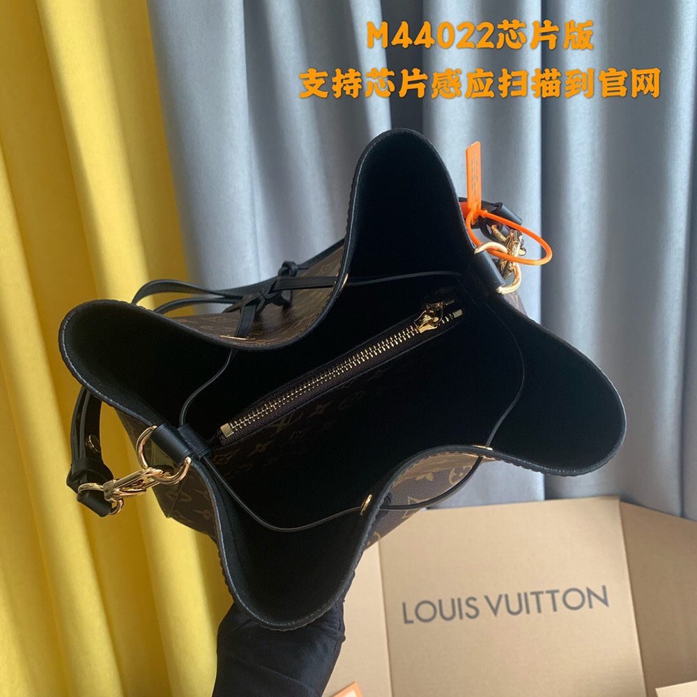 Louis Vuitton Bags M44022 26*22*27cm
