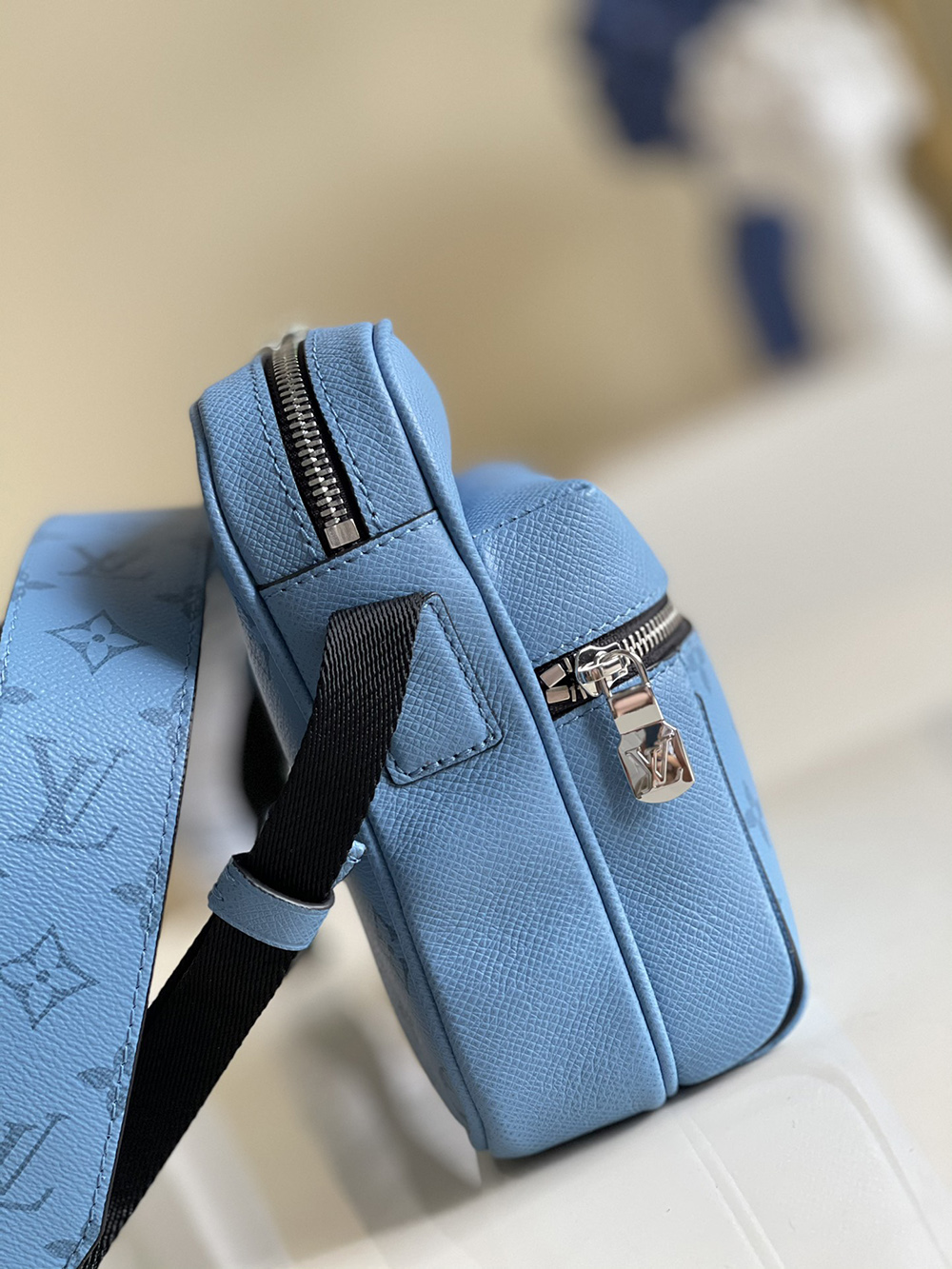 Louis Vuitton Bags M30233 29.5*20*10.5cm