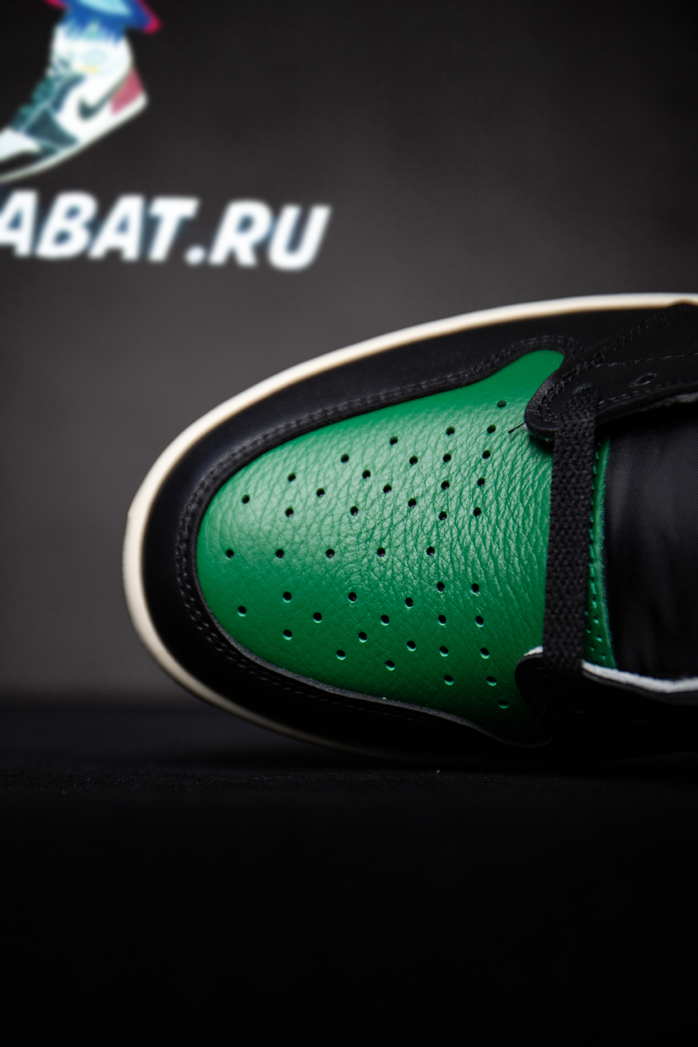 AIR JORDAN 1 RETRO HIGH OG "PINE GREEN"