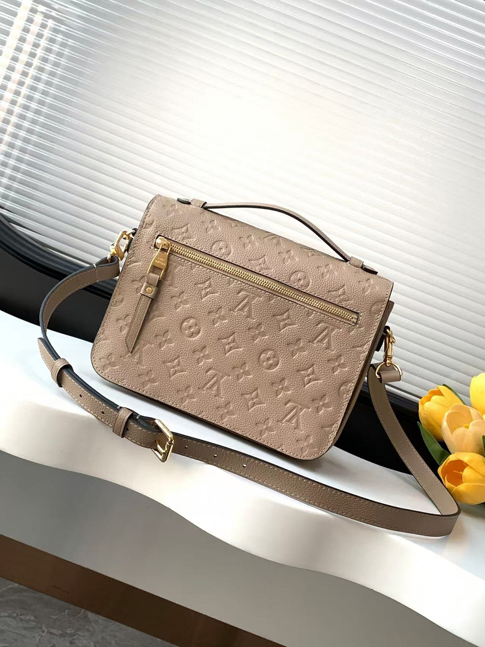 Louis Vuitton Bags M44881 25*19*7cm