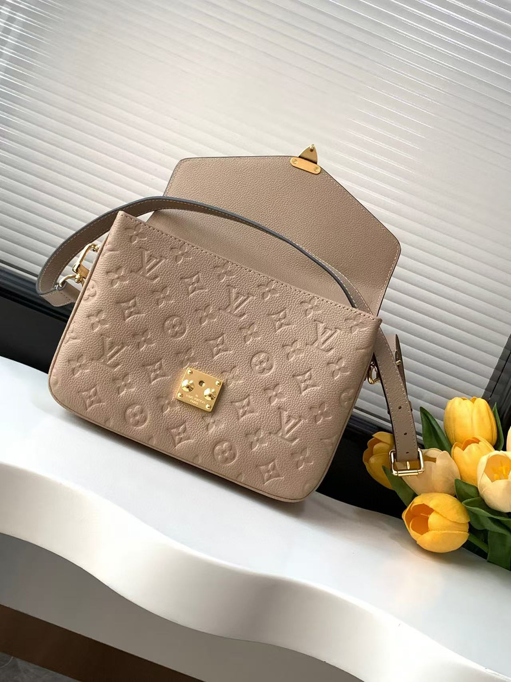 Louis Vuitton Bags M44881 25*19*7cm