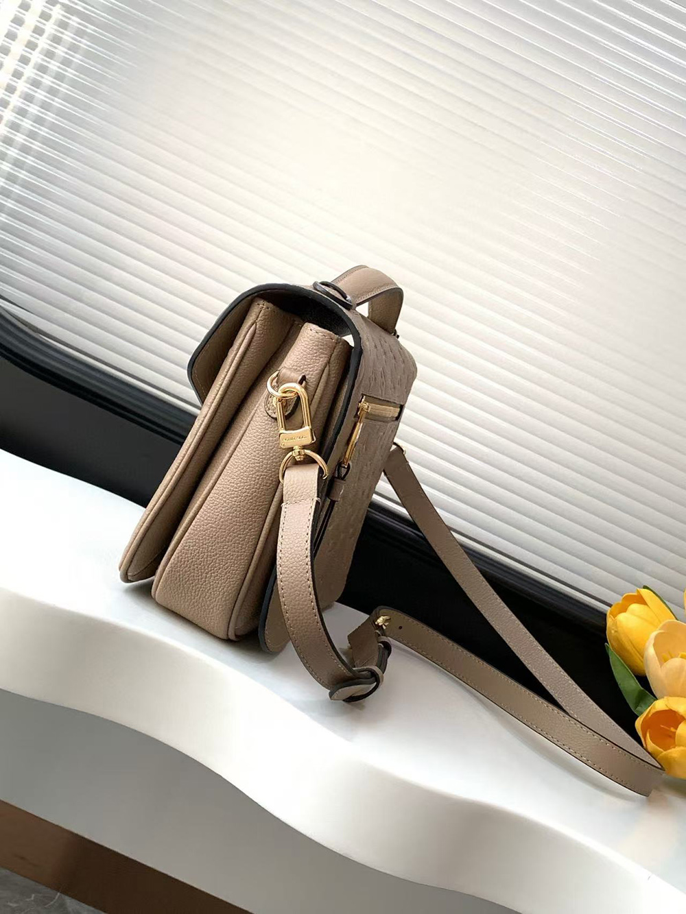 Louis Vuitton Bags M44881 25*19*7cm