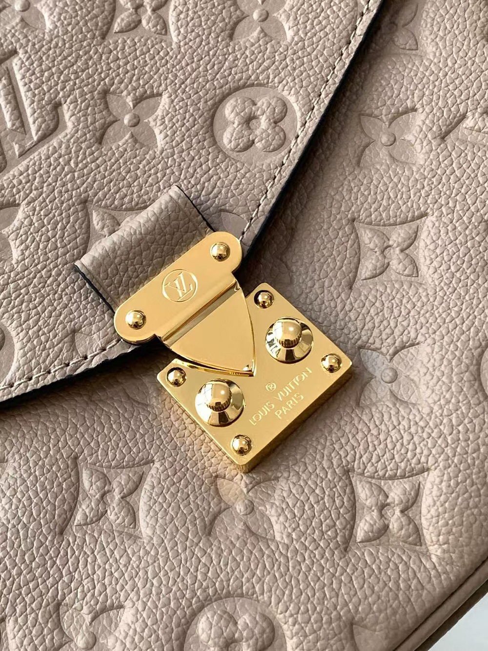 Louis Vuitton Bags M44881 25*19*7cm