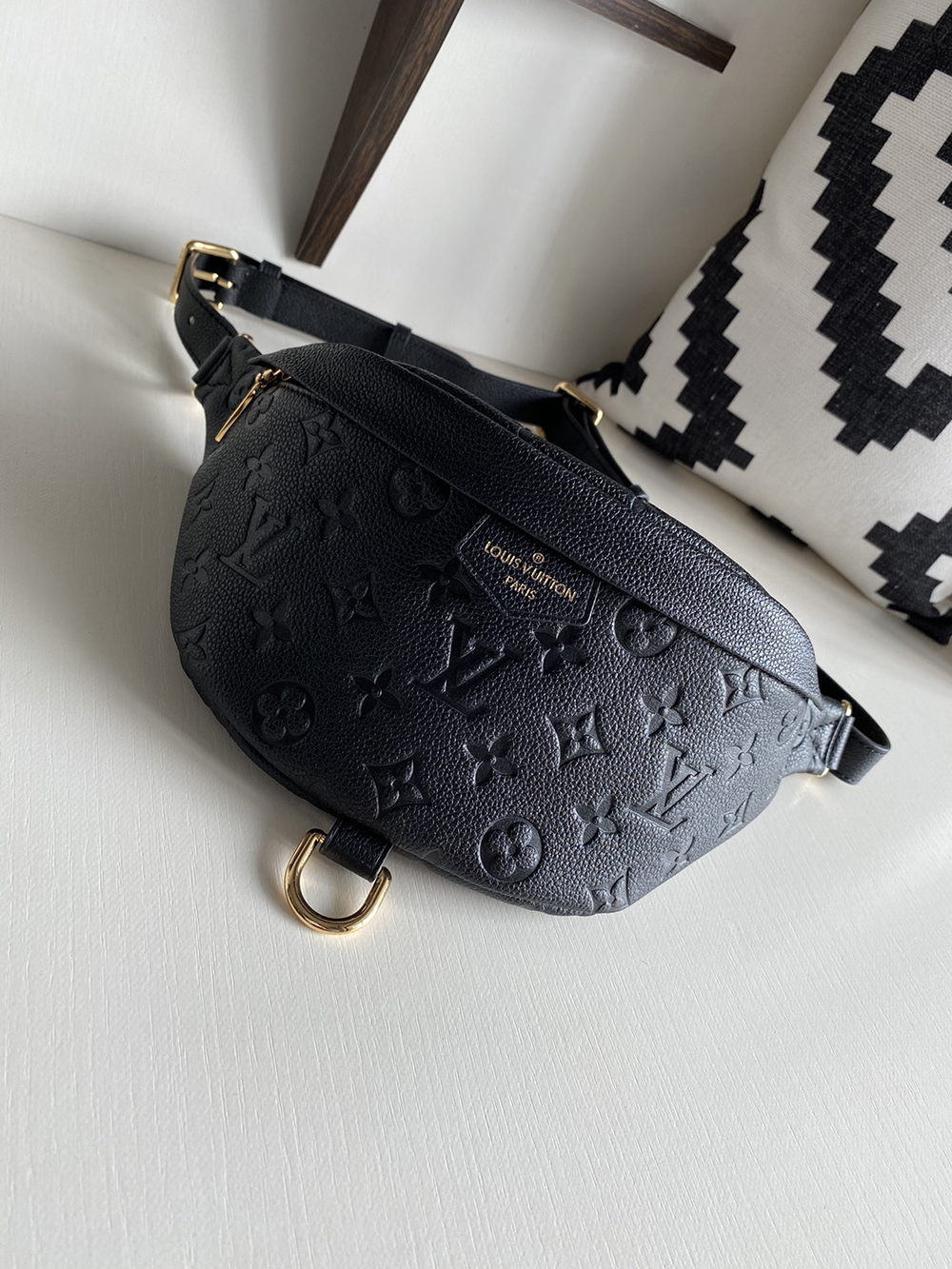 Louis Vuitton Bags M44812 23*16*10cm