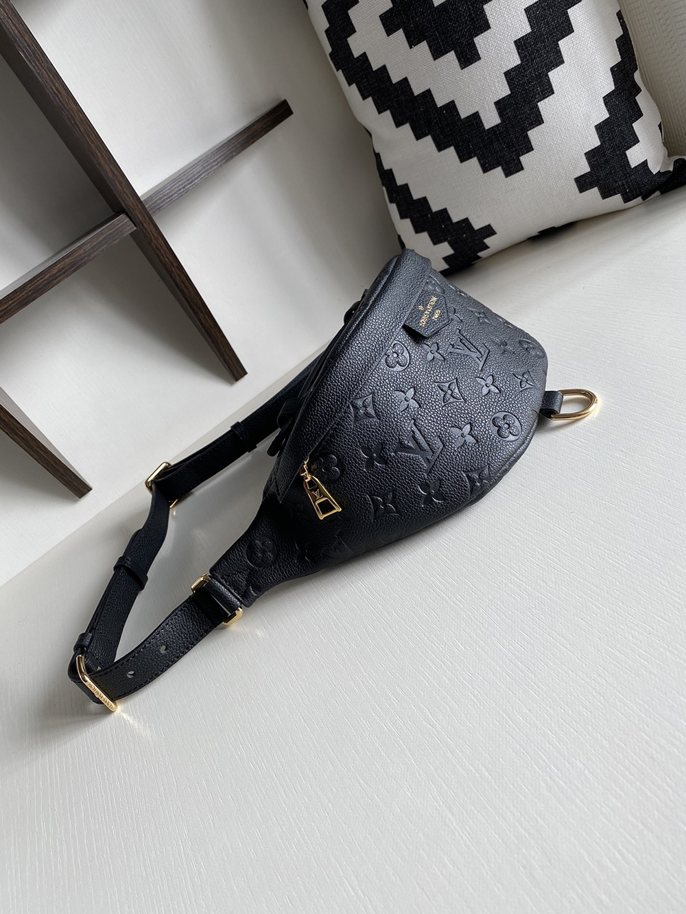 Louis Vuitton Bags M44812 23*16*10cm