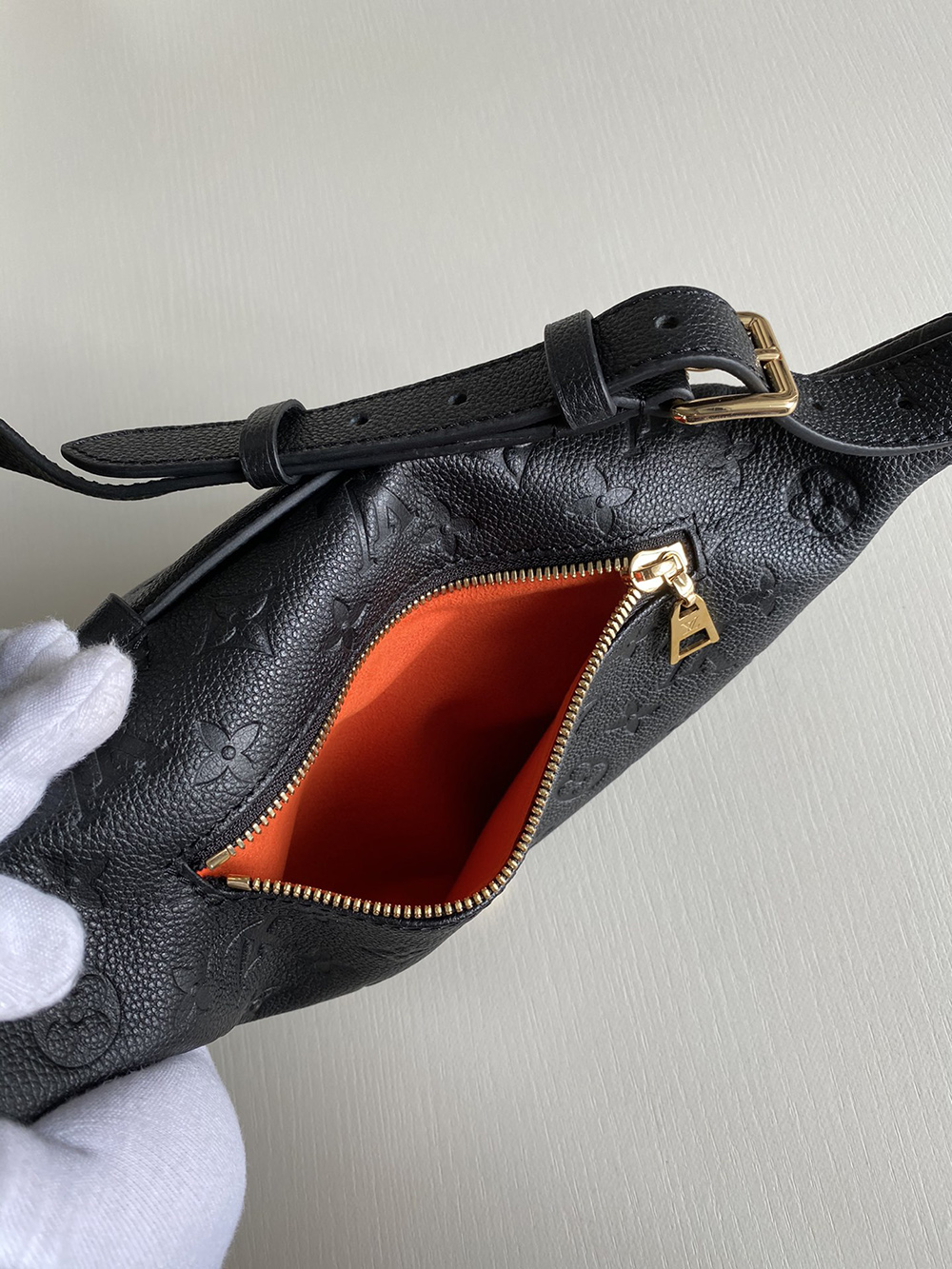 Louis Vuitton Bags M44812 23*16*10cm