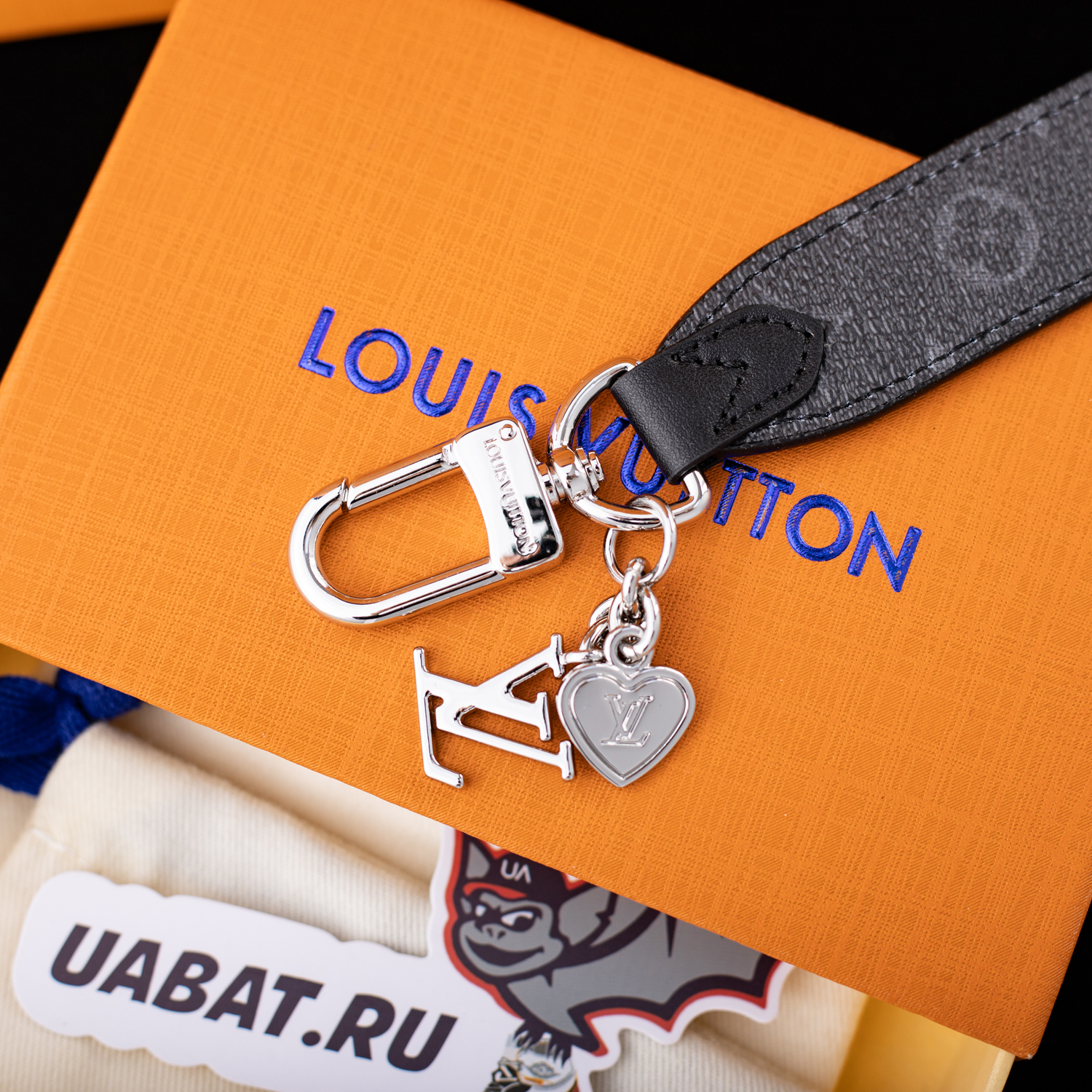 Louis Vuitton Keychain M01186