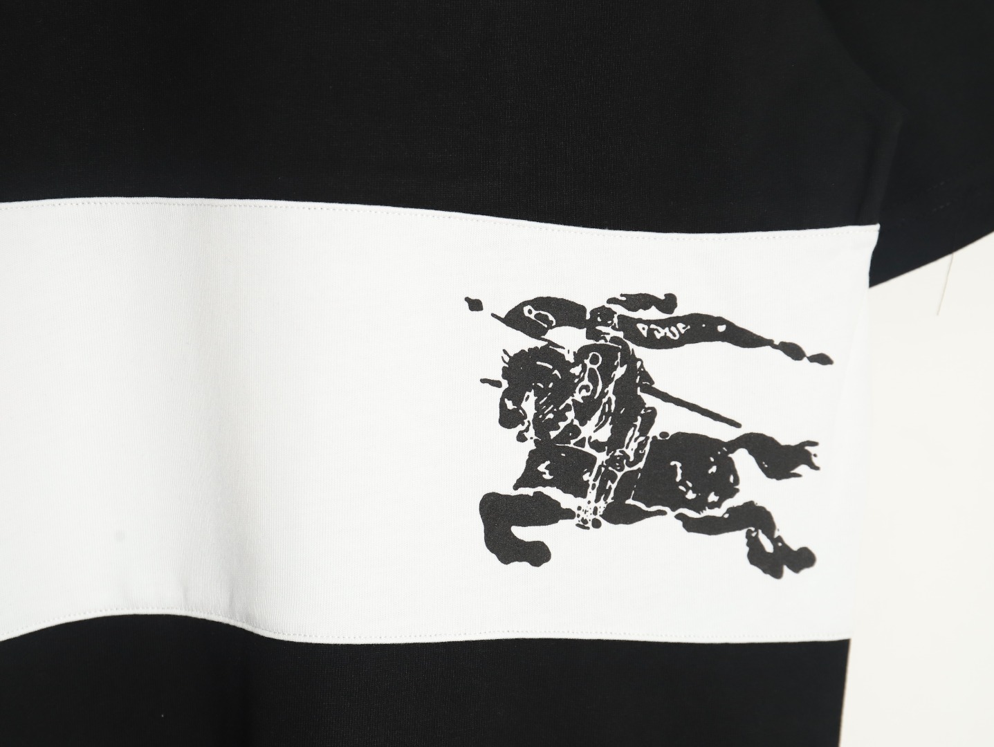 Burberry white horizontal striped war horse print short sleeves TSK1