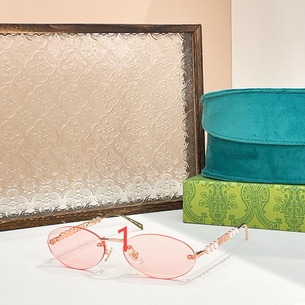 Gucci Oval frame sunglasses 820505