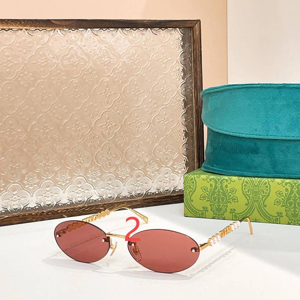 Gucci Oval frame sunglasses 820505