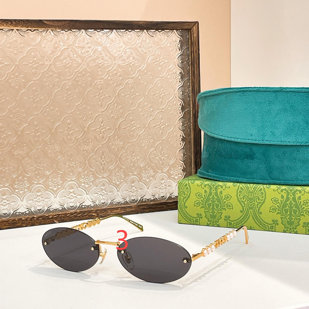 Gucci Oval frame sunglasses 820505