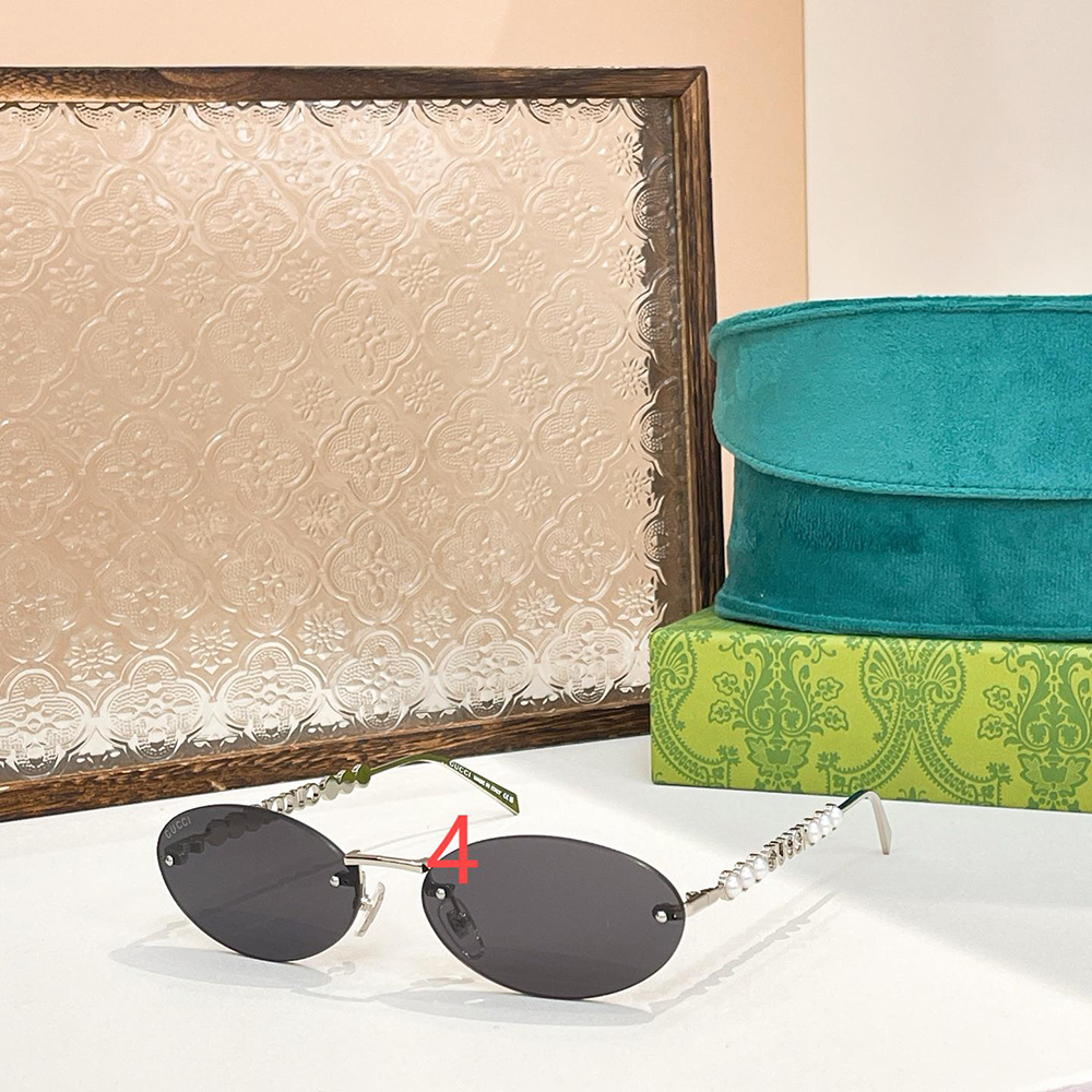 Gucci Oval frame sunglasses 820505