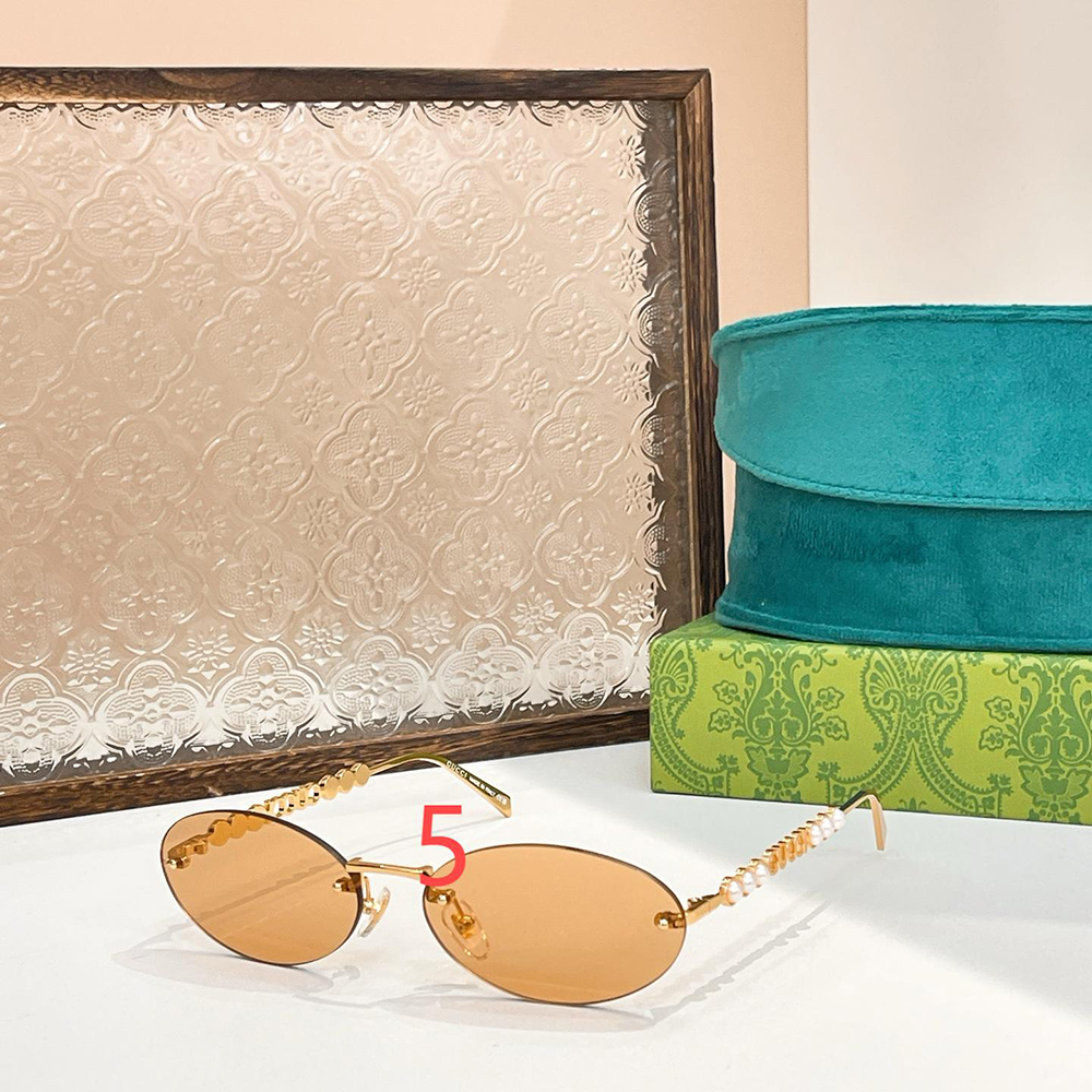 Gucci Oval frame sunglasses 820505