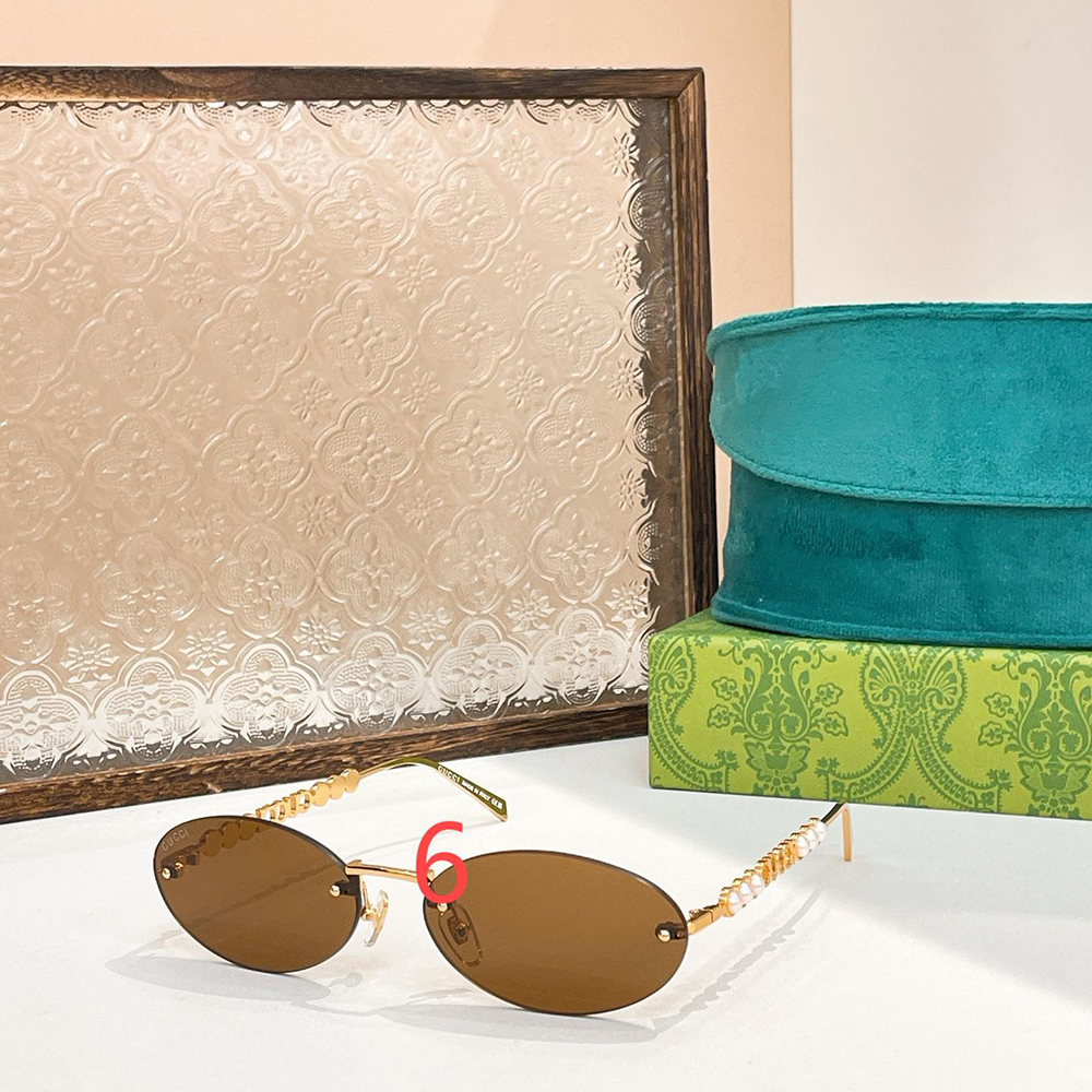 Gucci Oval frame sunglasses 820505